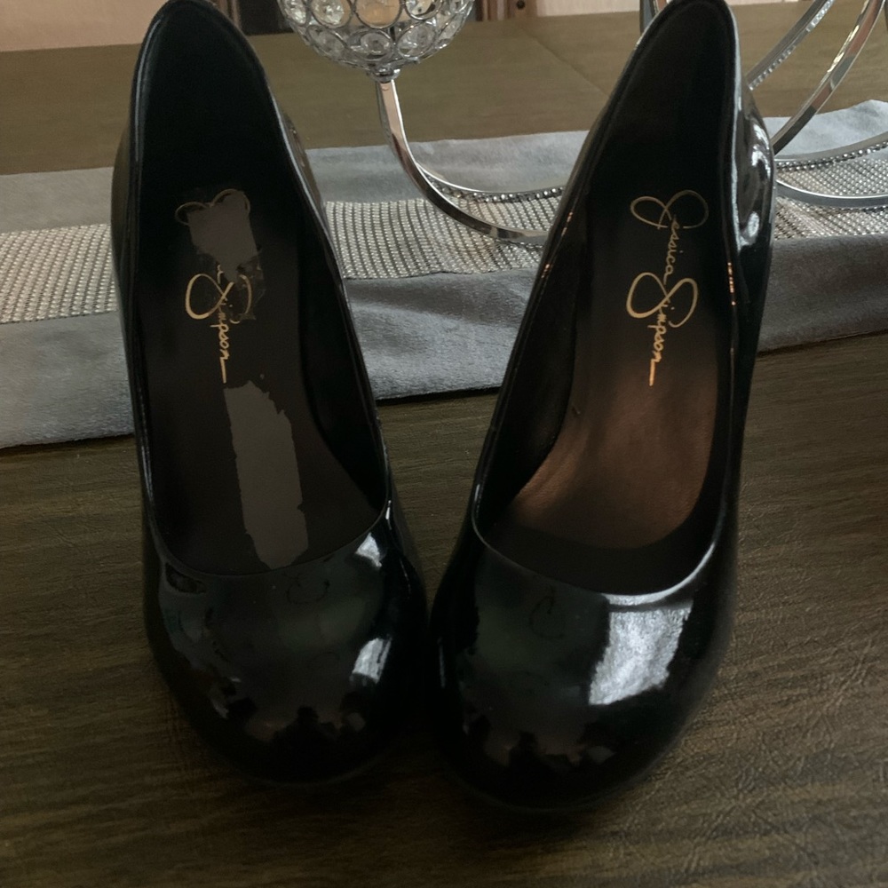 Jessica Simpson- black heels
